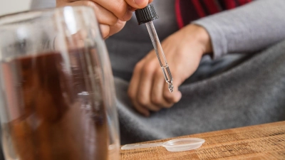 Kapseln, Tabletten, Tropfen, Säfte: Nahrungsergänzungsmittel mit Vitamin D gibt es in ganz unterschiedlichen Formen. (Foto: Christin Klose/dpa-tmn)