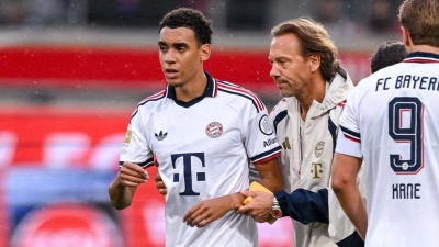 Musste nach wenigen Minuten wieder vom Feld: Jamal Musiala (M.). (Foto: Harry Langer/DeFodi/dpa/dpa)