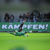 Der Auftrag der Fans im Xaver-Bertsch-Sportpark war klar. Kämpfen ist nicht das Problem des Regionalligisten SpVgg Ansbach (hier Dino Nuhanovic mit Gästetorwart Maximilian Reil). (Foto: Martin Rügner)