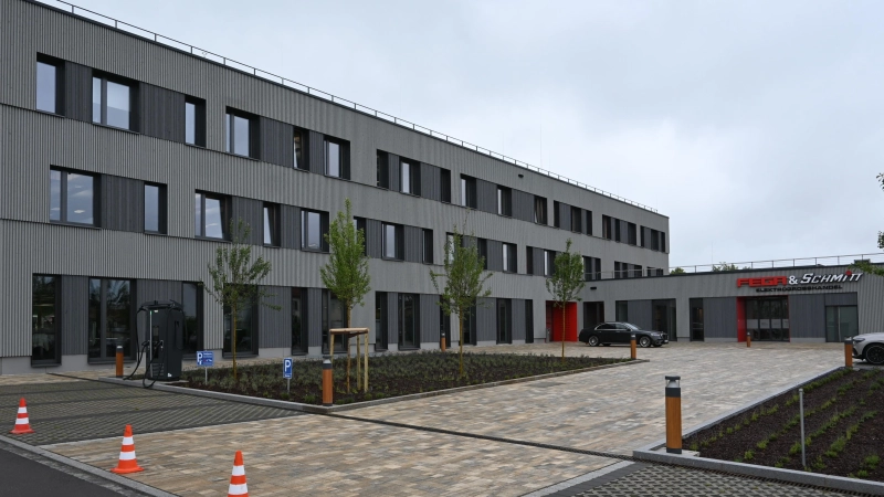 Die neue Zentrale von Fega &amp; Schmitt in der Rettistraße in Ansbach ist nun offiziell eingeweiht. (Foto: Anna Beigel)