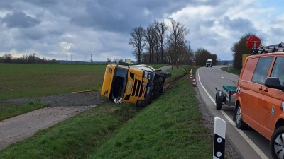 Zwischen Feuchtwangen und Banzenweiler ist am Donnerstagvormittag ein Lkw umgekippt. Im Laufe des Tages wird er geborgen. (Foto: Straßenmeisterei Feuchtwangen)