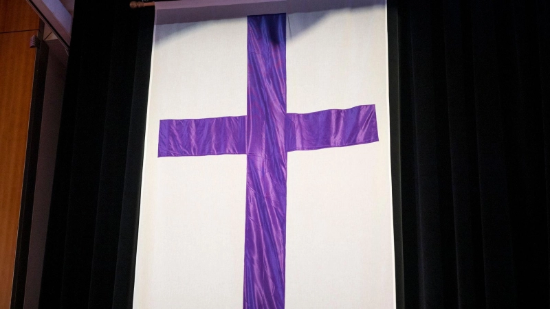 Die Fahne der evangelischen Kirche in Deutschland. (Symbolbild) (Foto: Daniel Vogl/dpa)