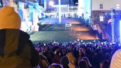 Tausende Menschen treffen sich beim Martinsfest vor dem Mariendom und der Severikirche auf dem Domplatz in Erfurt. (Foto: Martin Schutt/dpa)