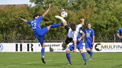 Akrobatik im Spitzenspiel zwischen SVV Weigenheim (links Noah Geuder) und dem VfB Schillingsfürst (im weißen Trikot Thomas Grams). (Foto: Martin Rügner)