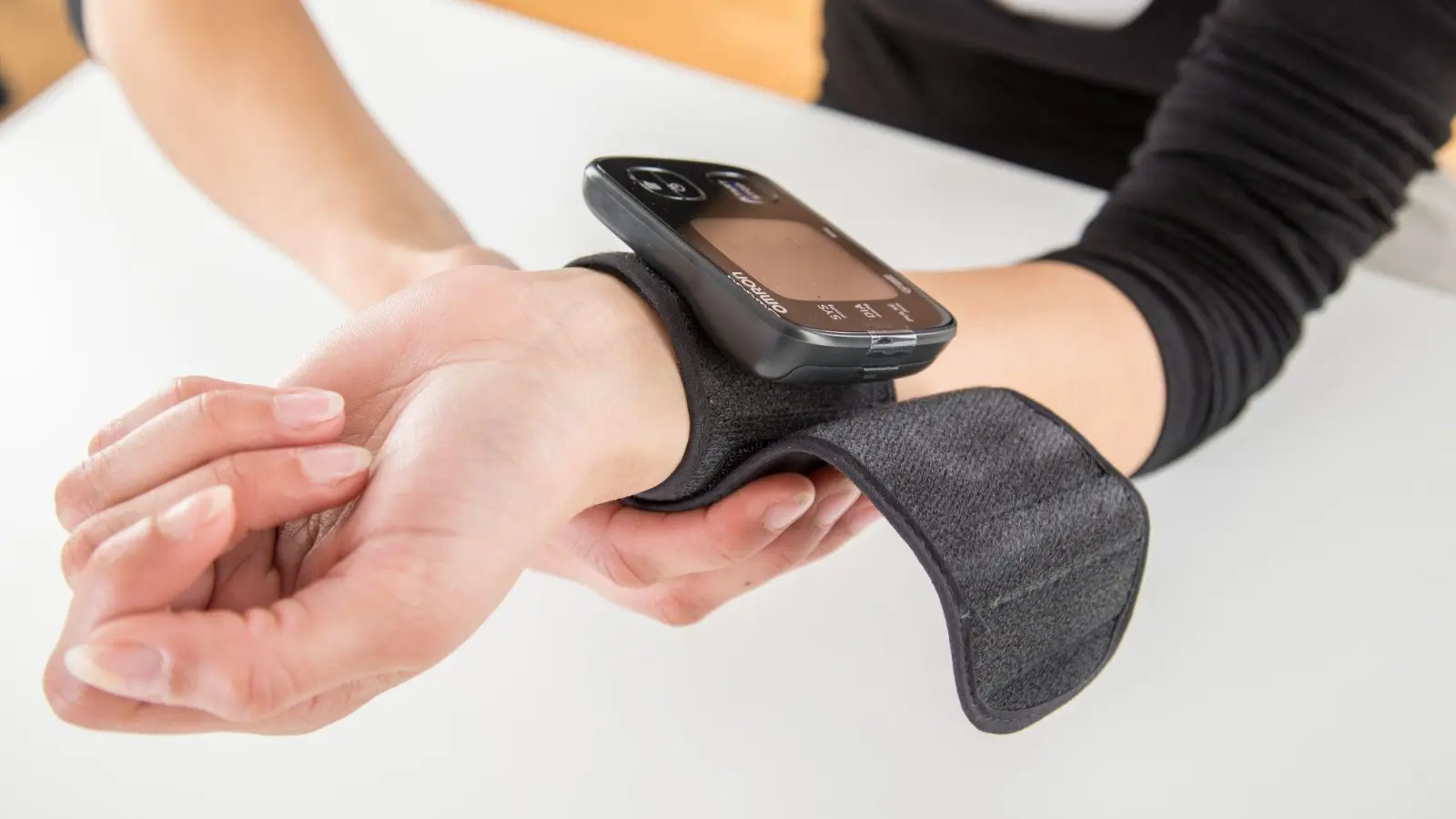 Den Blutdruck im Blick: In der Menopause steigt der Testosteronspiegel - ein Risikofaktor für Bluthochdruck. (Foto: Christin Klose/dpa-tmn)