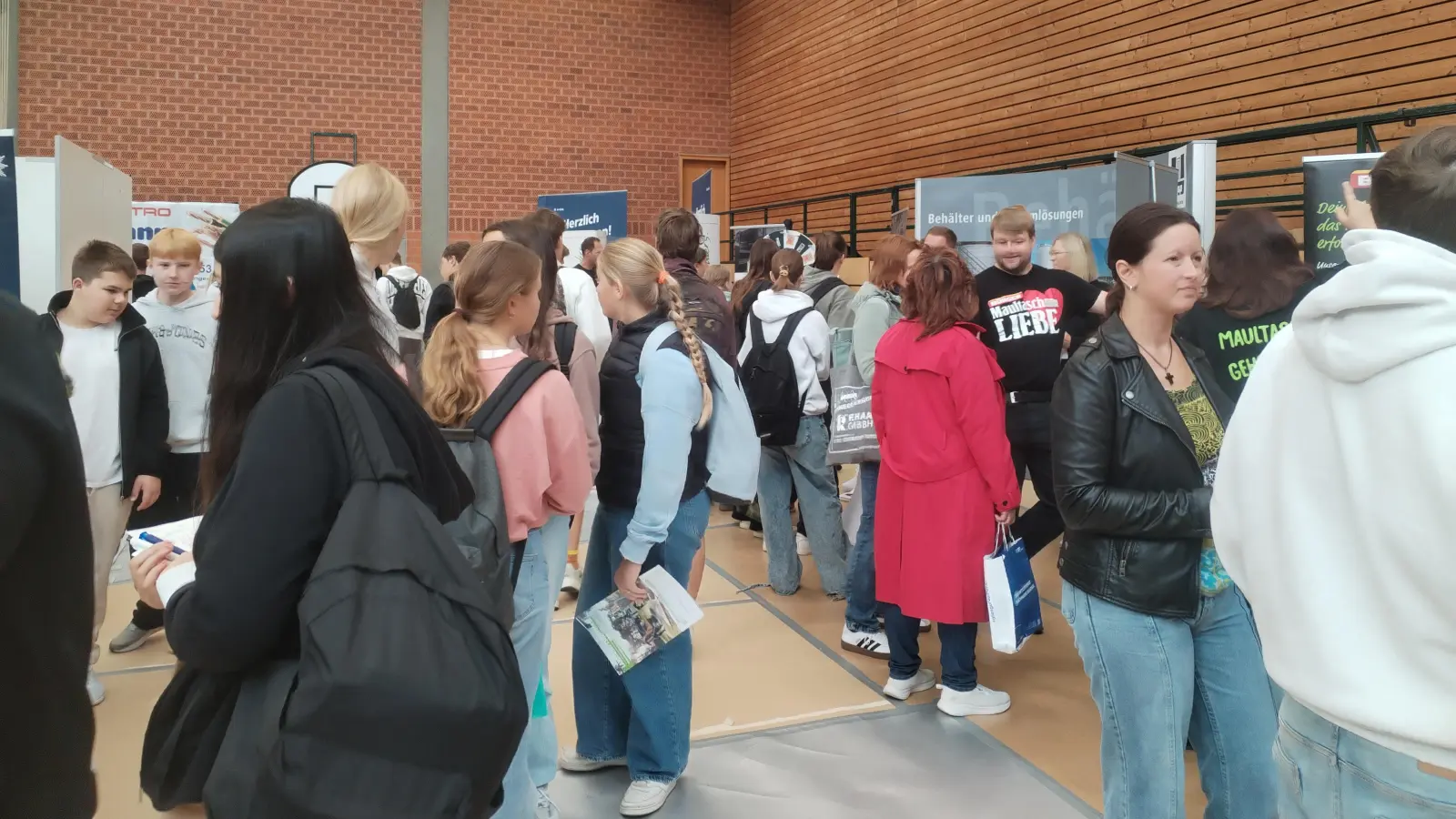 Die volle Halle zeigt, was sich die Betriebe erhofften: Viele Jugendliche informieren sich an den zahlreichen Infoständen. (Foto: Michaela Krauth)