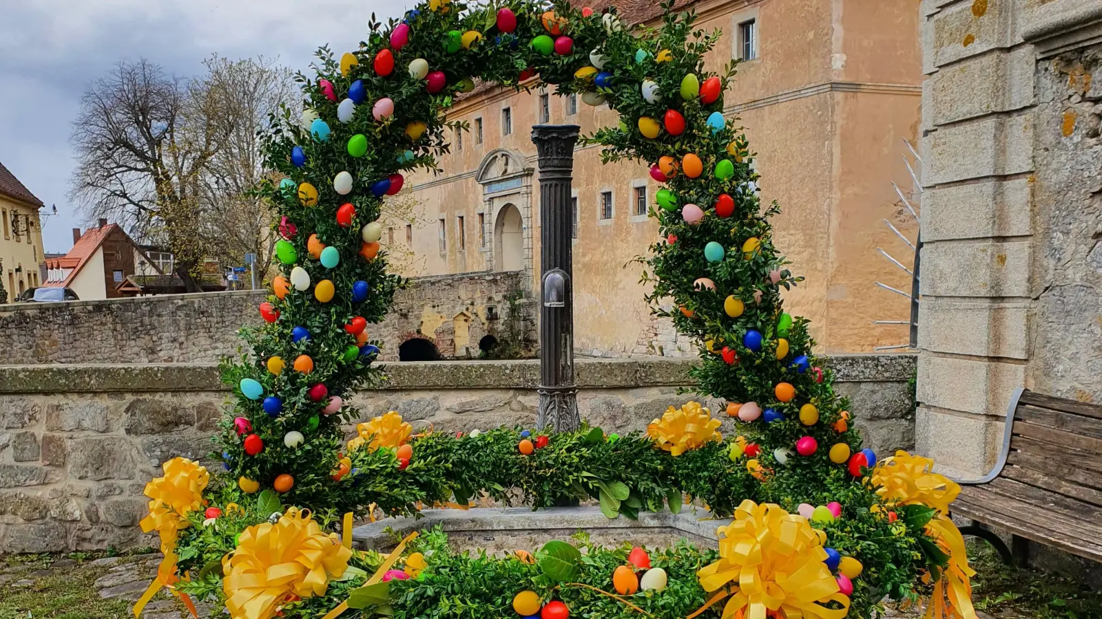 Der Osterbrunnen im Flachsländer Gemeindeteil Virnsberg. Jedes Jahr wird er liebevoll von den Frauen des Obst-und Gartenbauvereins geschmückt.<br> (Foto: Sandra Oppl)