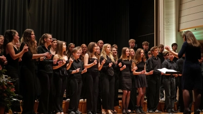 Gesungen wurde viel beim Frühlingskonzert des Gymnasium Carolinum, wobei junge und ältere Schülerinnen und Schüler ihr Können zeigten – hier der Kammerchor unter der Leitung von Franziska Argmann. (Foto: Elke Walter)