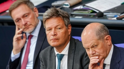 Finanzminister Lindner (l-r), Wirtschaftsminister Habeck und Bundeskanzler Scholz ringen um eine Einigung zum Bundeshaushalt 2025. (Foto: Kay Nietfeld/dpa)