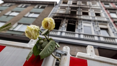 Bei einem Wohnhausbrand in Solingen in NRW waren am Montagmorgen vier Menschen ums Leben gekommen, mehrere wurden verletzt. (Foto: Christoph Reichwein/dpa)