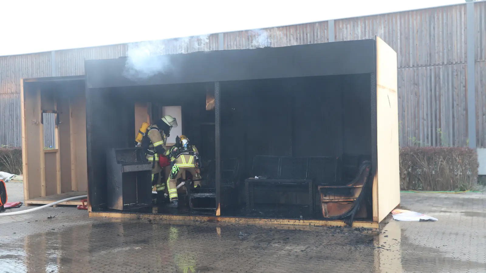 Das bleibt nach dem Brand in der eigens für die Übung aufgebauten angeblichen Wohnküche übrig. (Foto: Oliver Herbst)