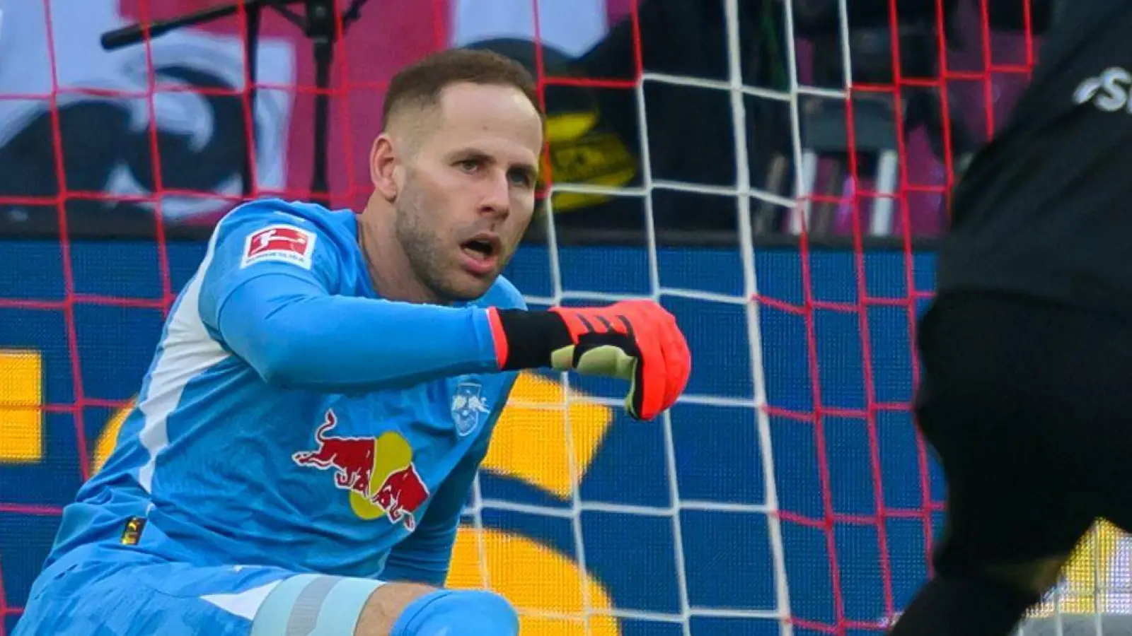  RB-Keeper Peter Gulacsi bleibt nach der Halbzeit angeschlagen in der Kabine. (Foto: Hendrik Schmidt/dpa)