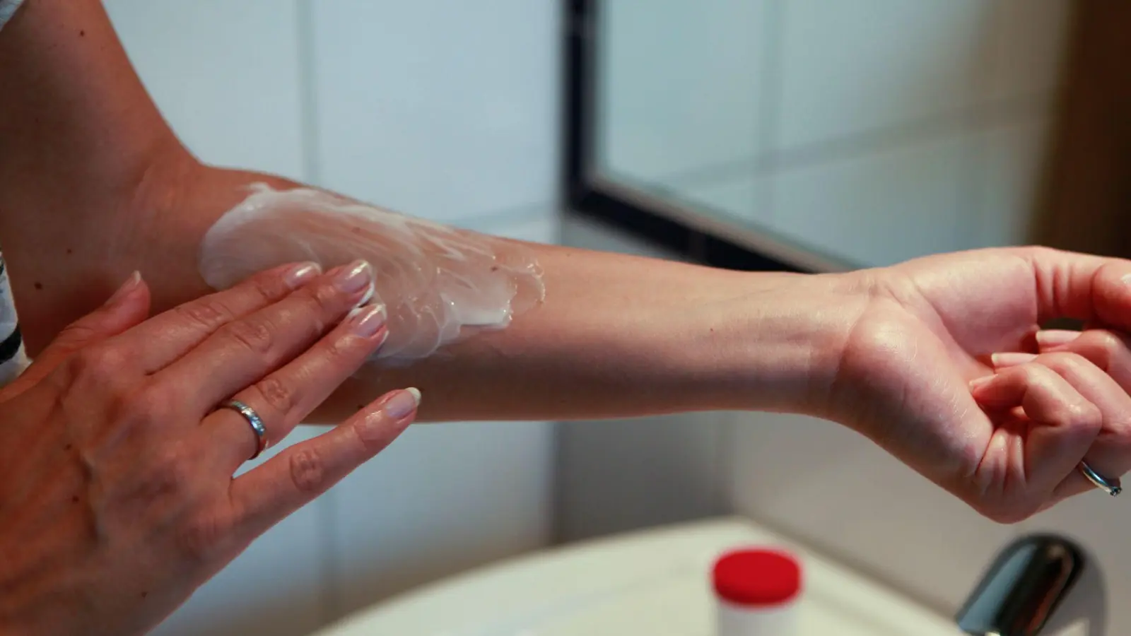 Bestimmte Medikamente können zu einer sonnenbrandähnlichen Reaktion der Haut führen. In akuten Fällen kann dann unter Umsätnden eine antiallergische Salbe helfen. (Foto: Silvia Marks/dpa-tmn)