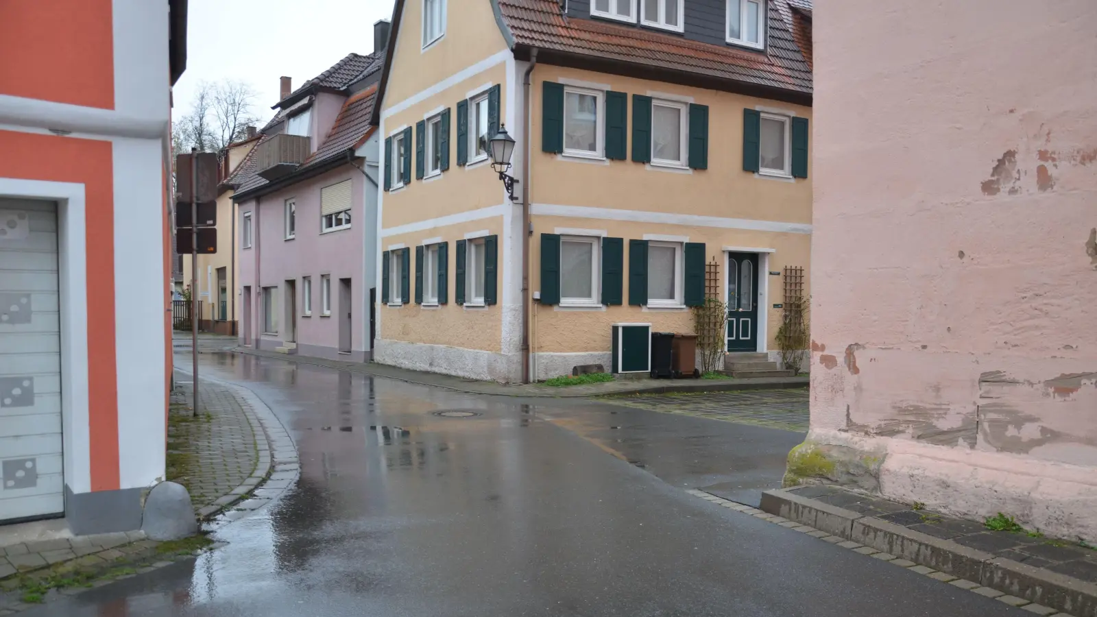 Wäre es nach dem Neustädter Seniorenrat gegangen, wäre in absehbarer Zeit in den Gassen der Neustädter Altstadt für Autos nur noch Schritttempo erlaubt. Der Stadtrat allerdings lehnte dies ab - notgedrungen. (Foto: Pat Lauer)