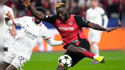 Kurz danach jubelten alle Leverkusen-Fans: Victor Boniface trifft zum 1:0. (Foto: Michael Probst/AP/dpa)