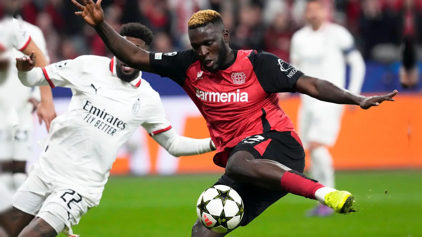 Kurz danach jubelten alle Leverkusen-Fans: Victor Boniface trifft zum 1:0. (Foto: Michael Probst/AP/dpa)