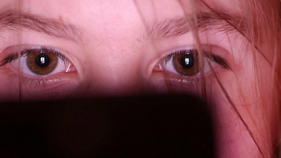 Die Vorstöße von SPD und CDU sehen vor, dass Kinder erst ab 14 Jahren auf Online-Plattformen wie Tiktok und Co. dürfen sollen. (Symbolbild) (Foto: Jan Woitas/dpa)