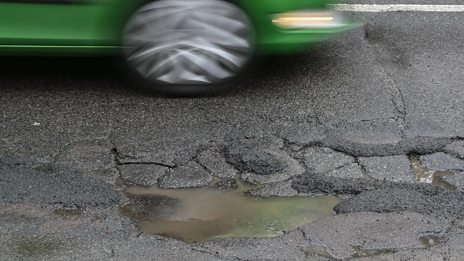 Frost und Tauwetter hinterlassen Spuren: Wer jetzt vorausschauend fährt, landet nicht so leicht im Schlagloch. (Foto: Patrick Pleul/dpa/dpa-tmn)