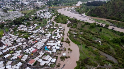 Starkregen und Überschwemmungen: Für mehrere Gebiete der Hauptstadt Santiago de Chile gilt derzeit die Alarmstufe Rot. (Foto: Esteban Felix/AP/dpa-tmn)