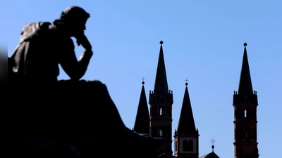 Drei Frauen und ein Mann wollen in das Würzburger Rathaus einziehen. (Archivfoto) (Foto: Karl-Josef Hildenbrand/dpa)
