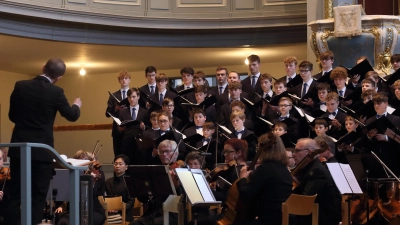 Beim festlichen Finale: der Windsbacher Knabenchor und das Ansbacher Kammerorchester führen unter der Leitung Ludwig Böhme das Kyrie und Gloria aus Giacomo Puccinis Messe auf. (Foto: Thomas Wirth)