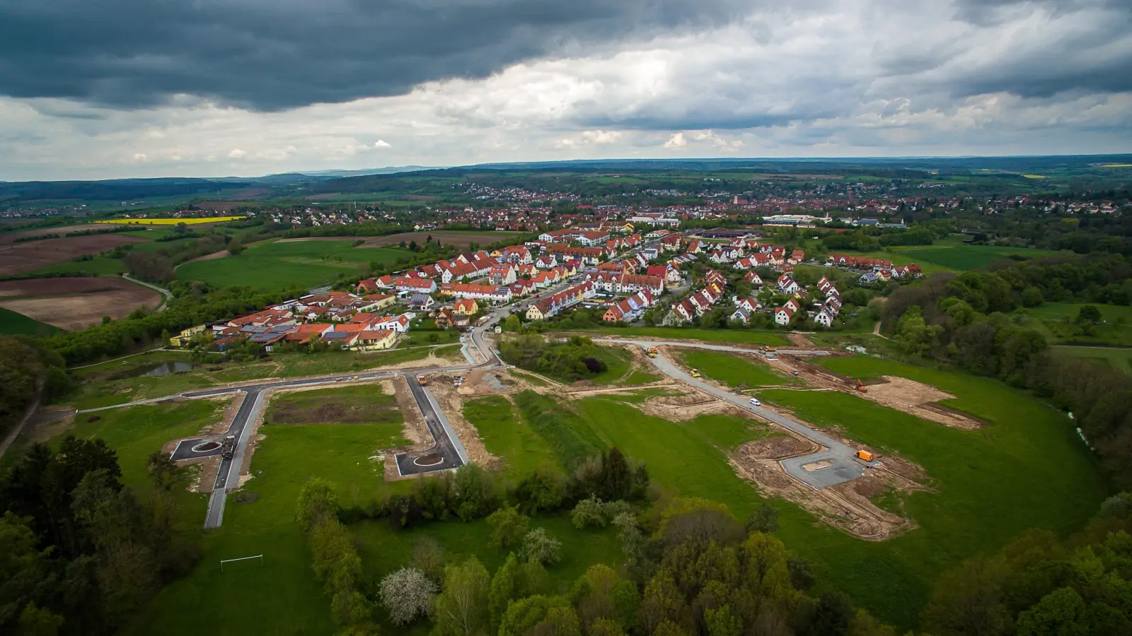 So wie bei diesem Blick von oben auf das damals noch im Entstehen begriffene Baugebiet Neustadt-Süd sieht es aus, wenn erschlossen werden darf. Für das geplante Baugebiet „Auf der Höhe III“ wird das nun auf absehbare Zeit noch nicht möglich sein. (Foto: Stadtverwaltung Neustadt)