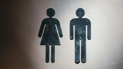 Menschen mit Dranginkontinenz müssen plötzlich auf die Toilette und können den Urin oft nicht mehr zurückhalten. (Foto: Jens Kalaene/dpa-Zentralbild/dpa-tmn)