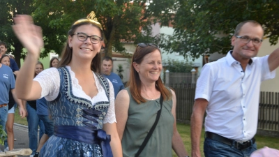 Kirchweih Krassolzheim – Einzug der letztjährigen Weinprinzessin (links) und Bürgermeister Toni Schiefer (rechts). (Foto: Martina Hinkelmann)