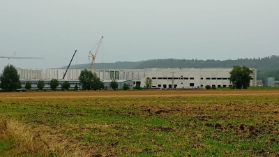 Die Arbeiten am Rohbau des Dienstleistungszentrums sind schon relativ weit gediehen. Die Fertigstellung wird für Mai 2027 anvisiert. (Foto: Susanne Landgraf)