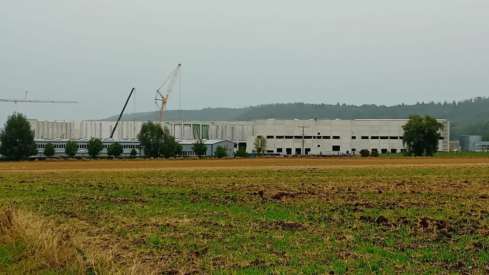 Die Arbeiten am Rohbau des Dienstleistungszentrums sind schon relativ weit gediehen. Die Fertigstellung wird für Mai 2027 anvisiert. (Foto: Susanne Landgraf)