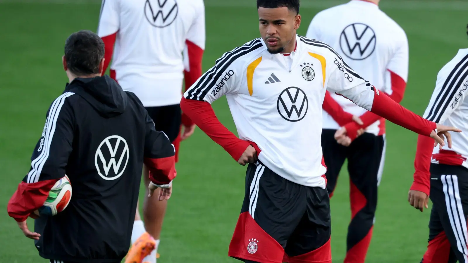 Noah Atubolu um Gespräch mit Torwart-Trainer Andreas Kronenberg.  (Foto: Christian Charisius/dpa)