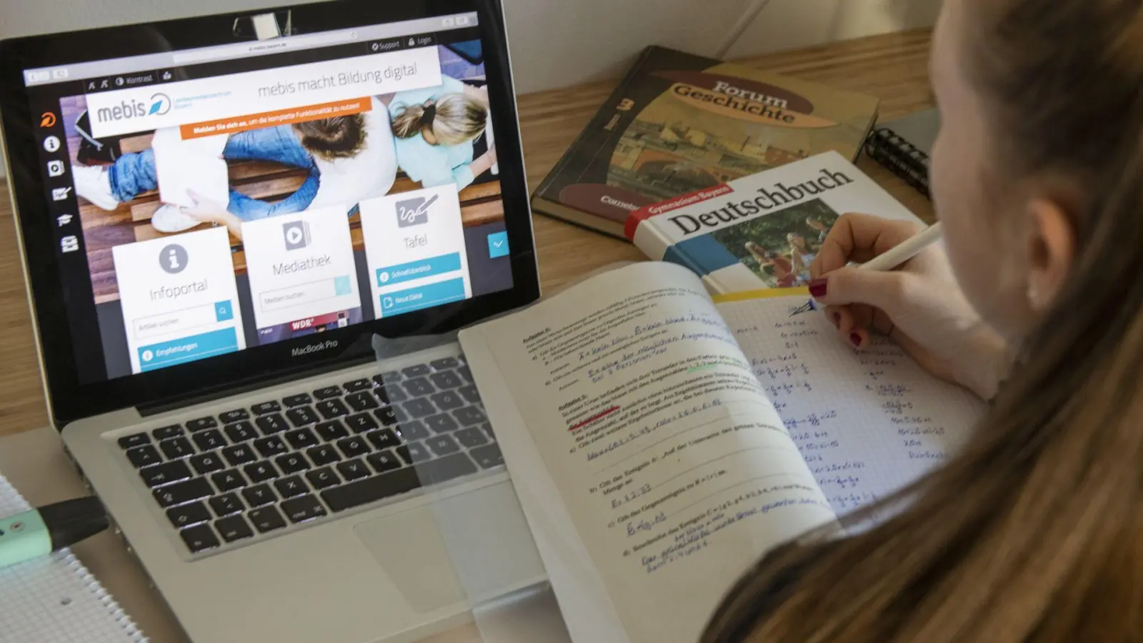 Das Kultusministerium hat an Bayerns Schulen eine Entbürokratisierungsoffensive gestartet (Archivbild).  (Foto: Stefan Puchner/dpa)