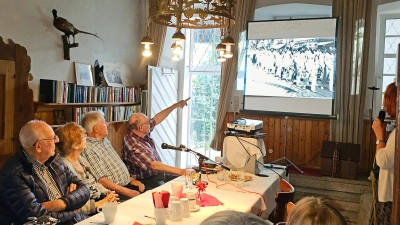 Erich Oesterer, Horst Schreibelmayer, Irmgard Ott und Werner Ott (von links) berichteten mit großem Engagement von früher. (Foto: Nicole Paskow)