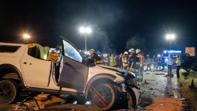 Die Zahl der Unfälle in Bayern ist in den ersten sechs Monaten des Jahres leicht zurückgegangen. Dennoch verlieren immer noch viele Menschen ihr Leben im Straßenverkehr. (Archivbild) (Foto: -/Zema Medien/dpa)