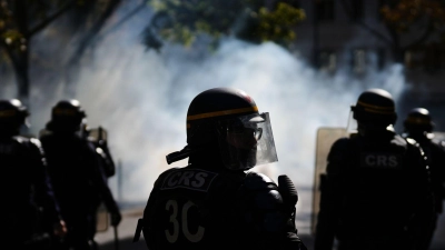 Bei einem Polizeieinsatz gegen demonstrierende Schüler im nordfranzösischen Lens hat ein 15-Jähriger eine Hand verloren (Symbolbild). (Foto: Aurelien Morissard/AP/dpa)