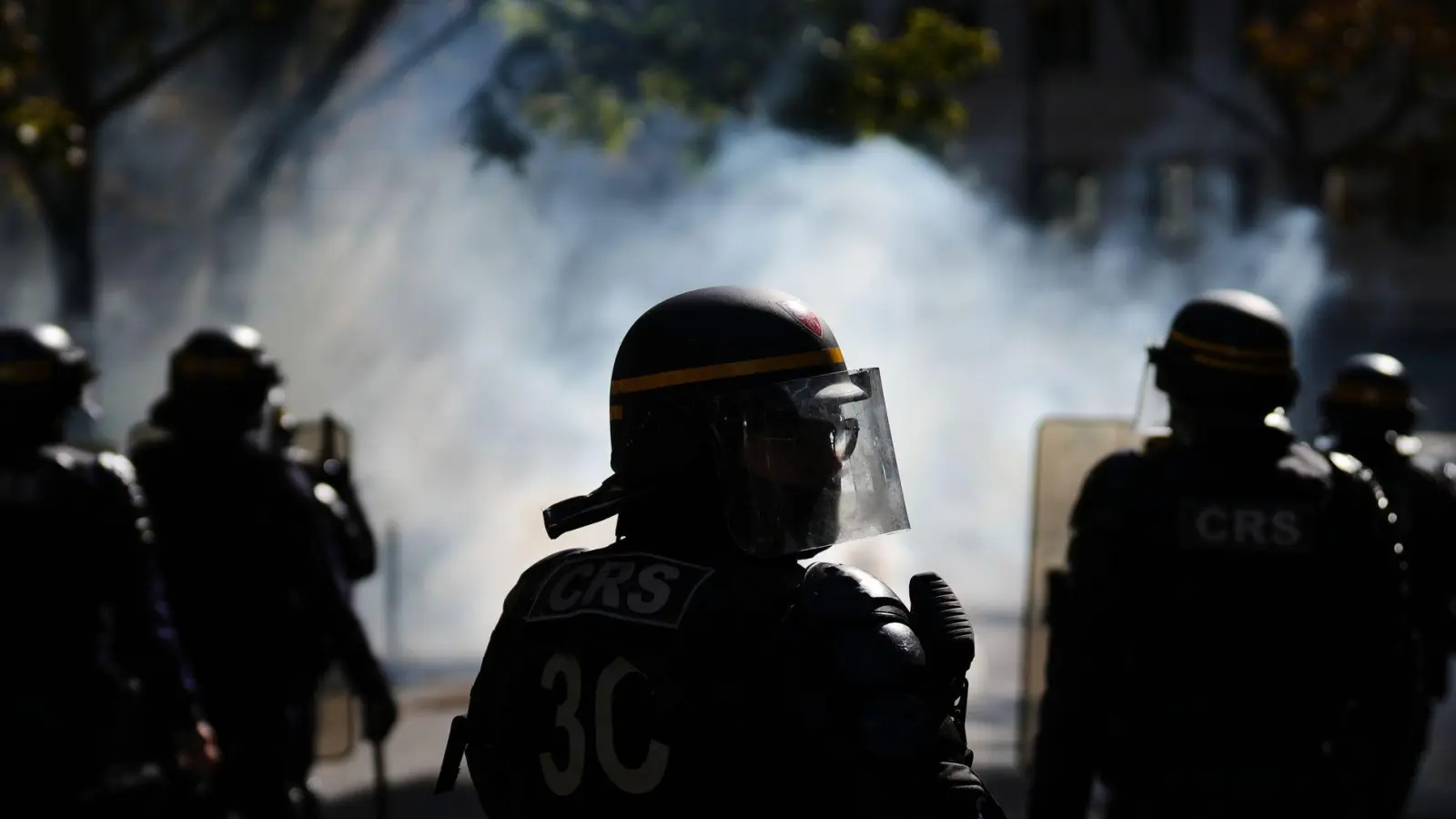 Bei einem Polizeieinsatz gegen demonstrierende Schüler im nordfranzösischen Lens hat ein 15-Jähriger eine Hand verloren (Symbolbild). (Foto: Aurelien Morissard/AP/dpa)