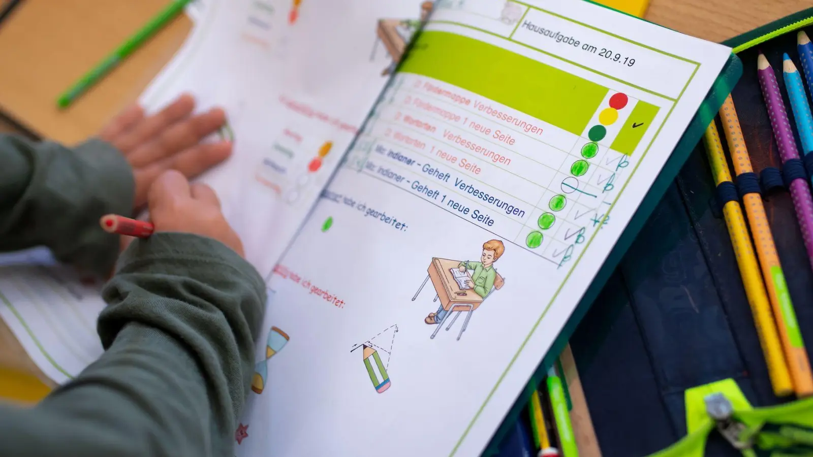 Die Folgen des Stellenmoratoriums sind teils größere Klassen und der Wegfall von Wahlfächern und AGs. (Symbolbild) (Foto: Sven Hoppe/dpa)