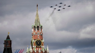 Die Militärparade zum 80. Jahrestag des Siegs über Nazi-Deutschland nutzt Kremlchef Putin auch als Machtdemonstration.  (Foto: Alexander Zemlianichenko/AP/dpa)