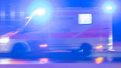 Der Sanitäter wird durch den Schlag leicht verletzt. (Symbolbild) (Foto: Sebastian Gollnow/dpa)