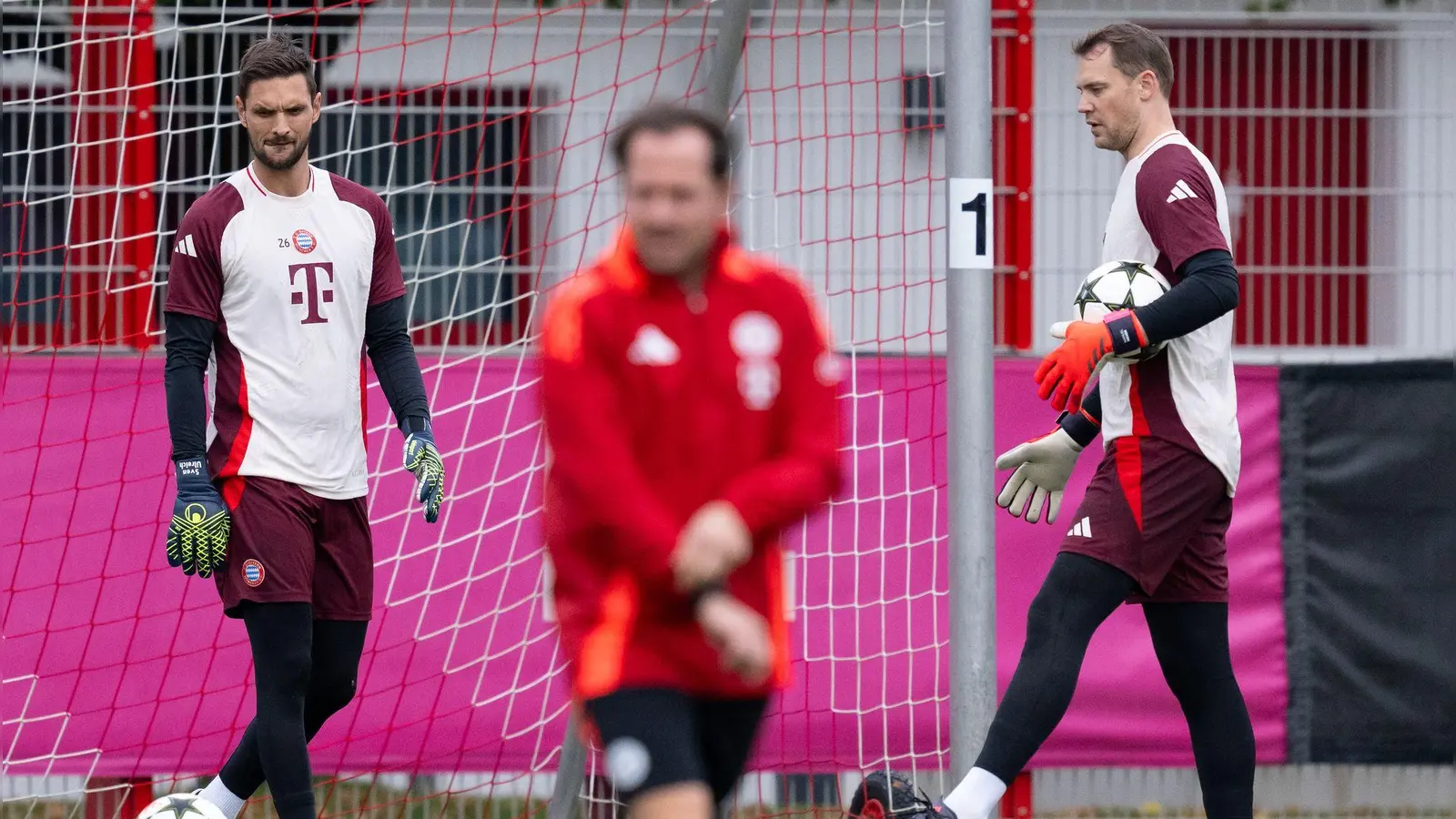 Torwart Sven Ulreich (l) hat sich im Ton vergriffen und wird für ein Spiel gesperrt. (Foto: Sven Hoppe/dpa)