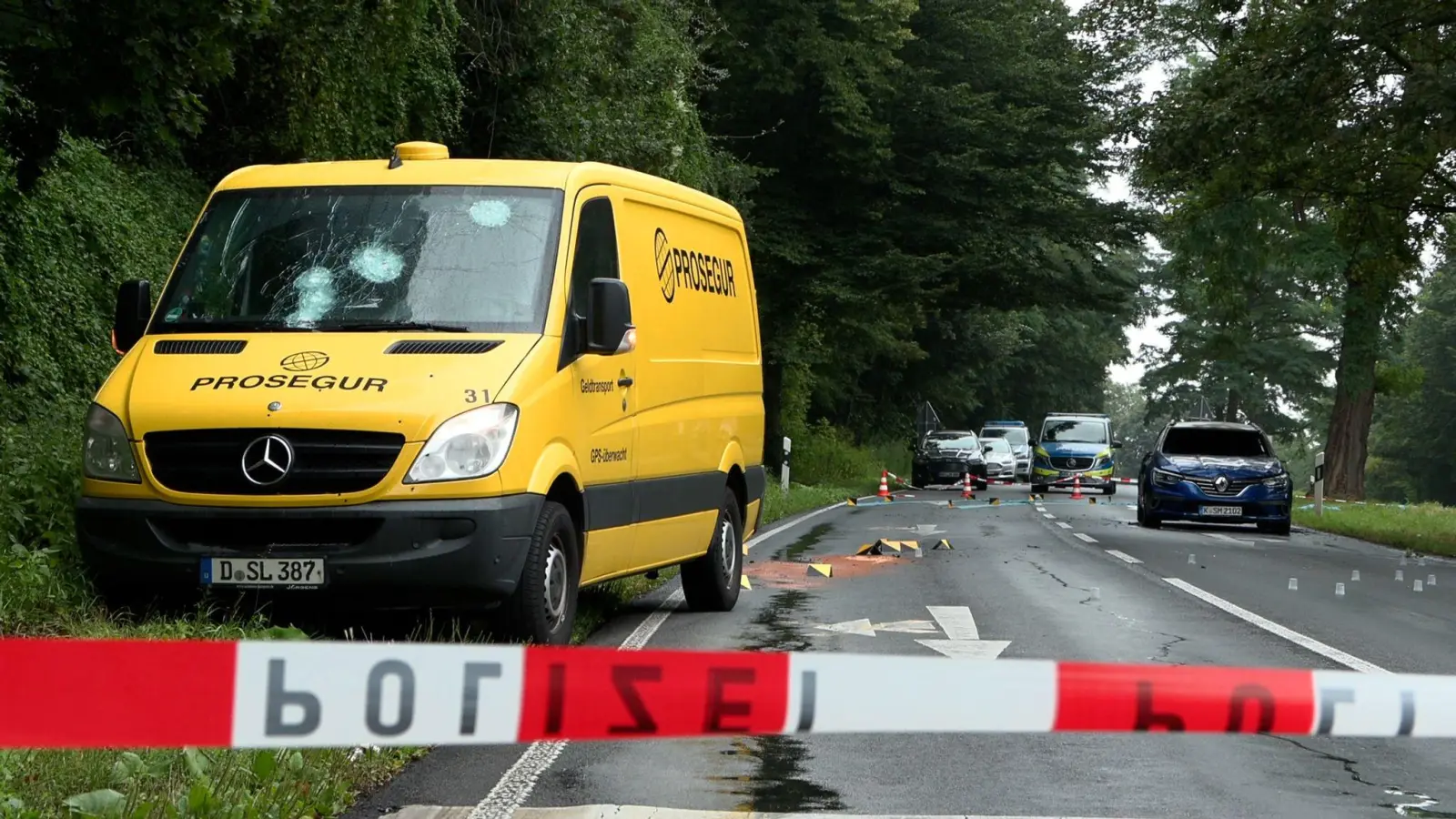 Mehrere Maskierte haben in Köln einen Geldtransporter überfallen und beschossen. (Foto: Daniel Evers/WupperVideo/dpa)