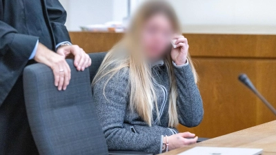 Einer 26 Jahre alten Frau wird vor dem Landgericht Passau Totschlag an ihrem Lebensgefährten vorgeworfen. (Foto: Armin Weigel/dpa)