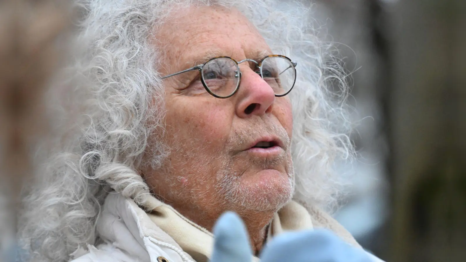 Der an Krebs erkrankte Rainer Langhans bereitet sich aufs Sterben vor.  (Foto: Felix Hörhager/dpa)