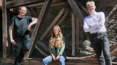 Blicken auf ihre Erfahrungen in den Aufführungen in Klassenzimmern zurück (von links): Regisseur Knut-Alexander Höhn, Schauspielerin Charlotte Schiffler und Dramaturg Felix J. Mohr. (Foto: Roman Kocholl)