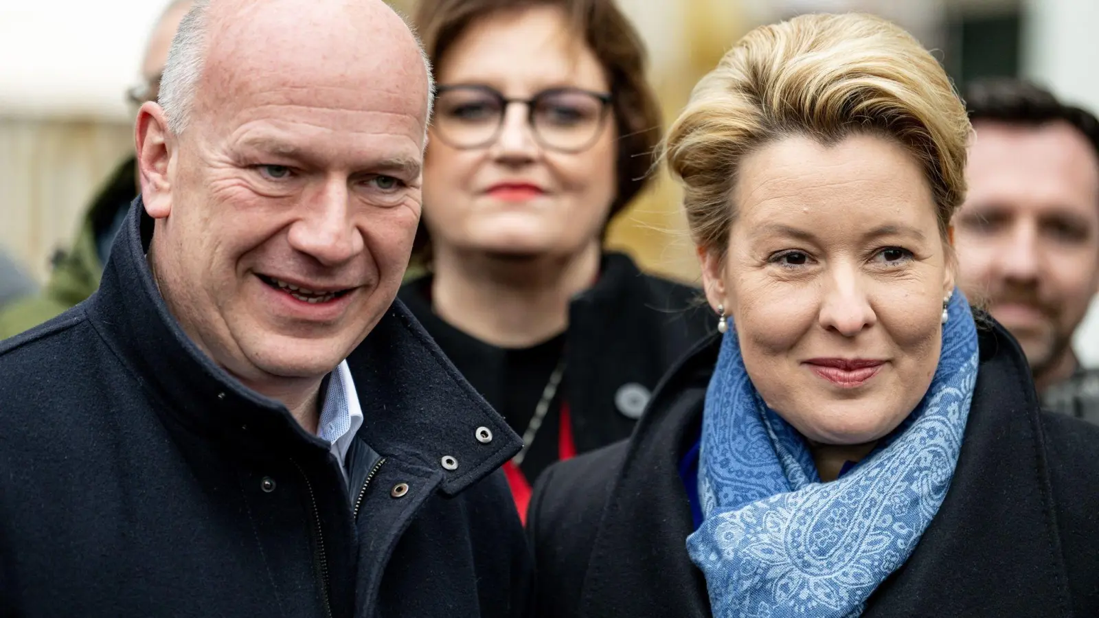 Berlins Regierende Bürgermeisterin Franziska Giffey (SPD, r) und ihr möglicher Nachfolger: Kai Wegner (CDU). (Foto: Fabian Sommer/dpa)