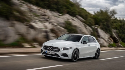 Flotter Auftritt: Mercedes hat im Laufe der Jahre die A-Klasse vom vanartigen Gefährt zum dynamischen Kompakten gemacht. (Foto: Daimler AG/dpa-tmn)