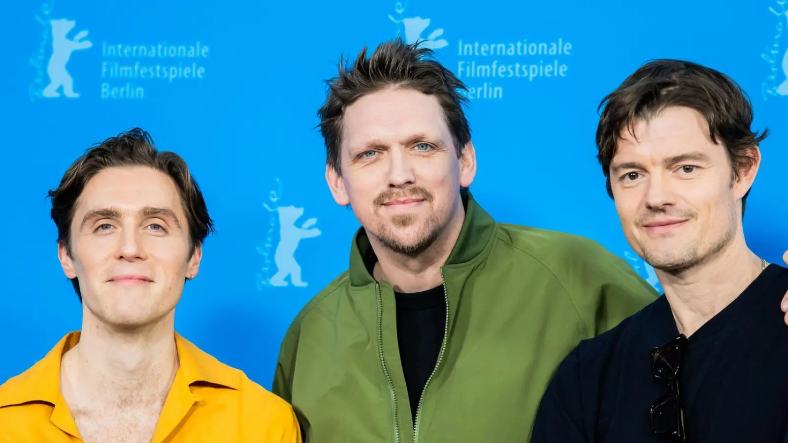 Jack Farthing (l-r), Regisseur Jan-Ole Gerster und Sam Riley stellten „Islands“ bei der Berlinale vor. (Archivbild) (Foto: Christoph Soeder/dpa)