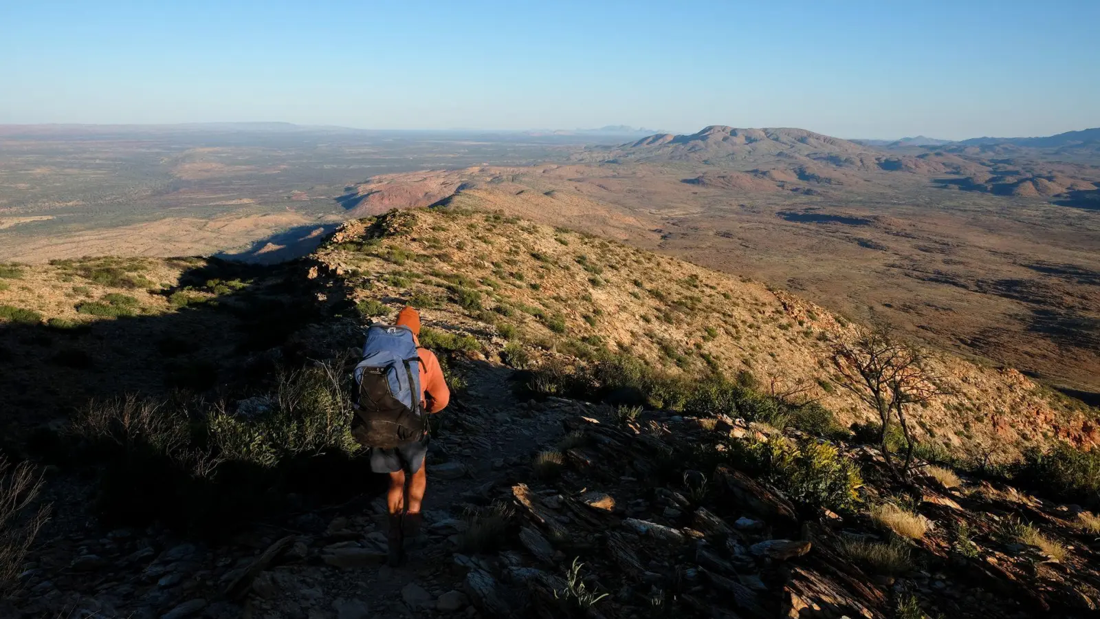 Wie die Savanne Afrikas: Ausblick beim Abstieg vom Mount Sonder. (Foto: Florian Sanktjohanser/dpa-tmn)