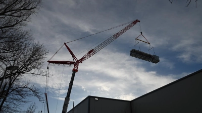 Klimagerät am Haken: Eine leichte, aber weit zu verfrachtende Last hatte der fabrikneue 450-Tonnen-Kran bei seinem Jungferneinsatz in Ansbach.  (Foto: Wolfgang Grebenhof)