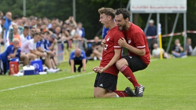 Das erlösende 2:2 kurz vor Schluss nach 0:2-Rückstand: Torschütze Max Daschner (links) mit SVA-Kollege Maximilian Winner. (Foto: Martin Rügner)